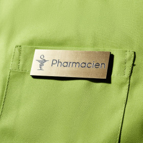 Badge aimanté pharmacien blanc - 74x25mm